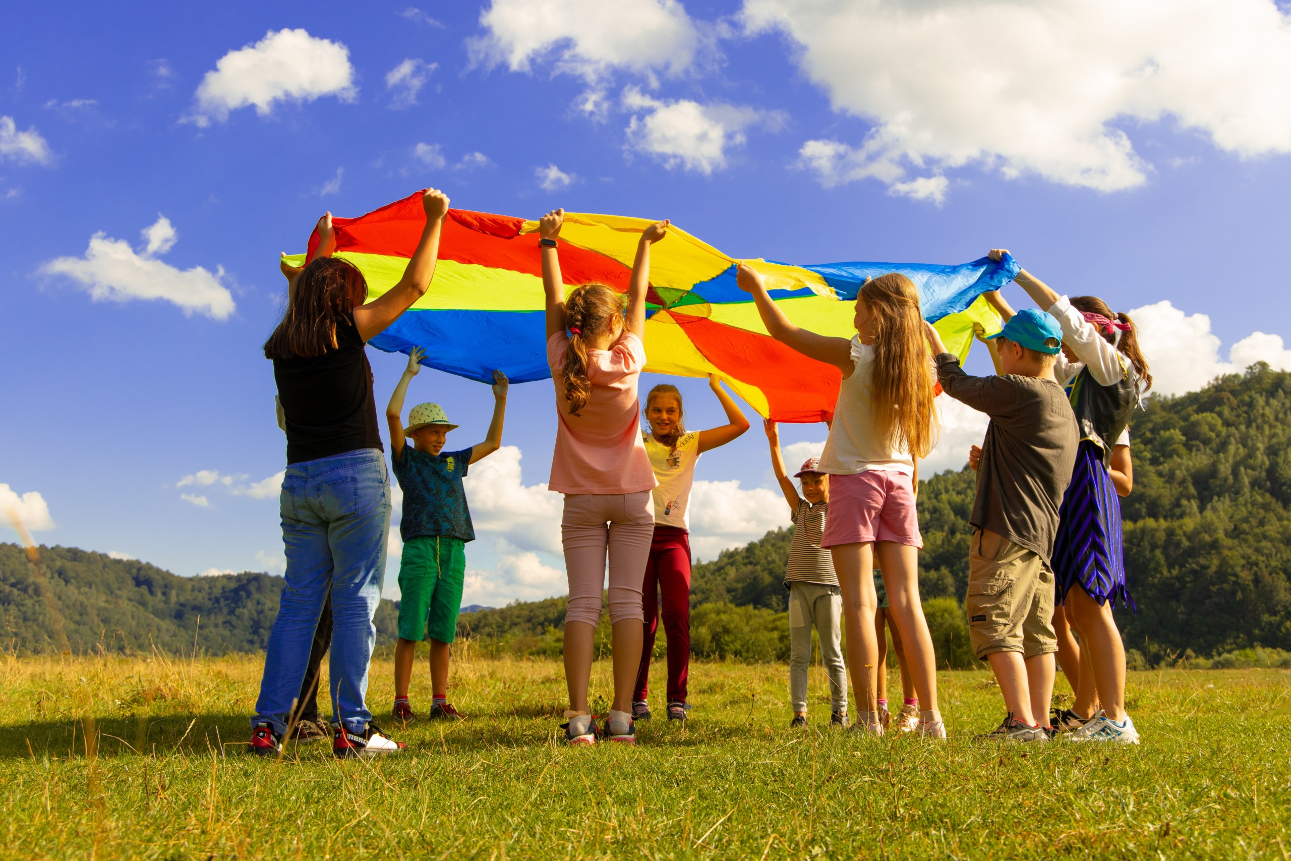 Eine Gruppe von Kindern spielt mit einer Plane